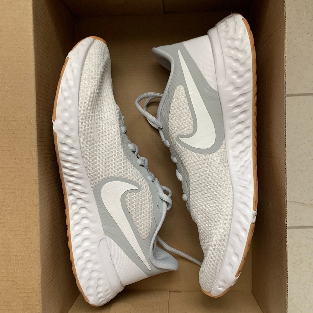 Nike Revolution 5